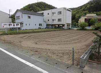 �Z��̊Ԃ̓��H

�����I�ɐ������ꂽ����